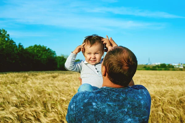 Le père parle à sa fille Happy enfant souriant avec le parent. Portrait de famille. Fête des pères — Photo
