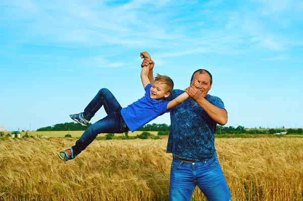 Boldog örömteli apa szórakozik feldobja a levegőben gyermek. Mozgásban. Apák napja . — Stock Fotó