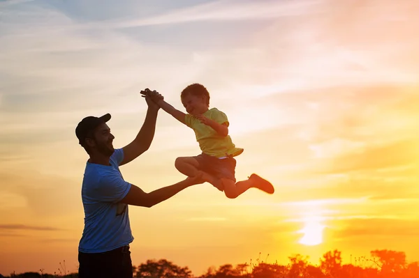 Familia feliz. Padre e hijo jugando al aire libre. El concepto del día del padre . — Foto de Stock