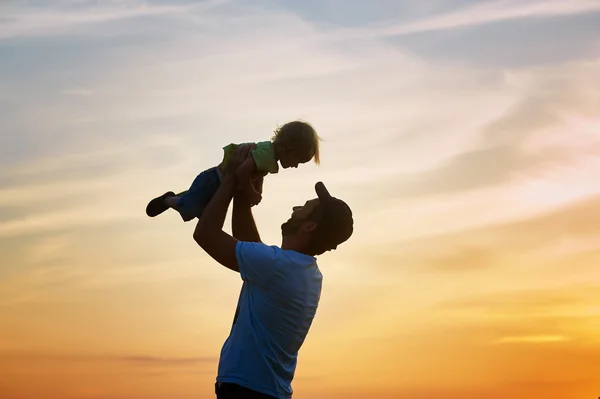 Familia feliz. Padre e hijo jugando al aire libre. El concepto del día del padre . — Foto de Stock