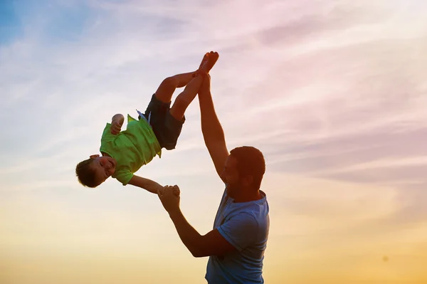Счастливая семья. Отец и сын играют на открытом воздухе. Концепция Дня отца . — стоковое фото