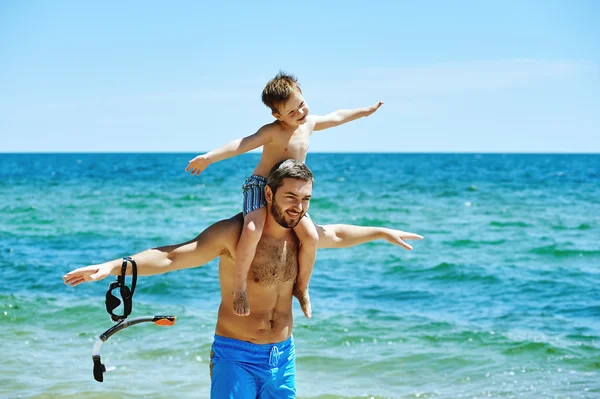 Padre e figlio sulla spiaggia con attrezzatura subacquea. Padre insegna figlio come nuotare — Foto Stock