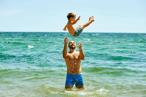Felice amorevole padre e figlio giocare all'aperto sulla costa — Foto Stock