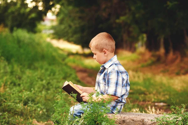 公園で本を読む少年 — ストック写真