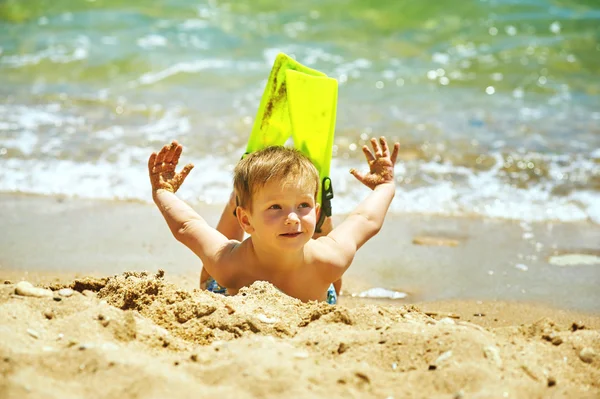 Ragazzino in posa sulla spiaggia con indosso attrezzatura da snorkeling. Sullo sfondo del mare — Foto Stock