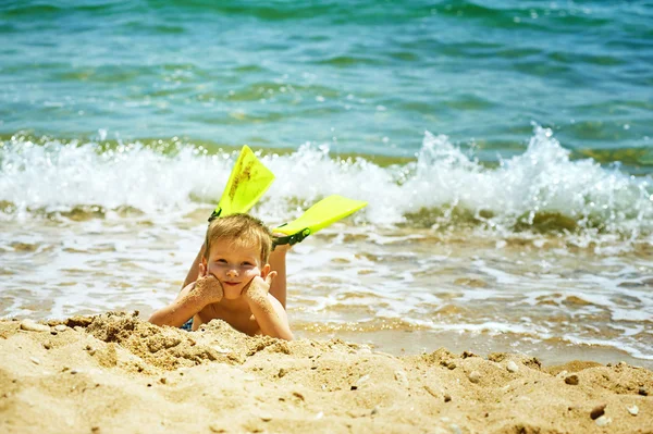 Ragazzino in posa sulla spiaggia con indosso attrezzatura da snorkeling. Sullo sfondo del mare — Foto Stock