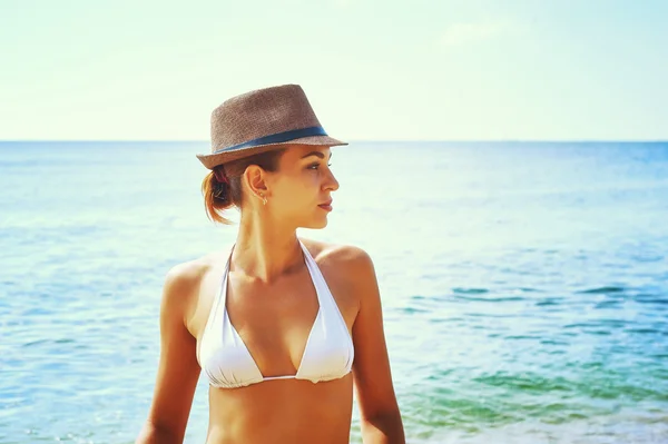 Una joven se encuentra con el sol el mar — Foto de Stock