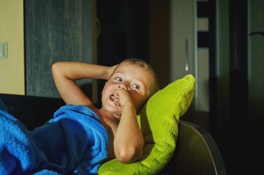 Korkmuş küçük bir çocuk, gece, çocukluk korkuları yatakta korkuyor