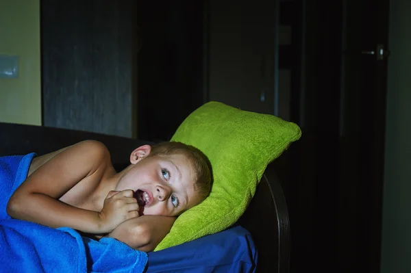 Un niño asustado miedo en la cama por la noche, miedos de la infancia — Foto de Stock