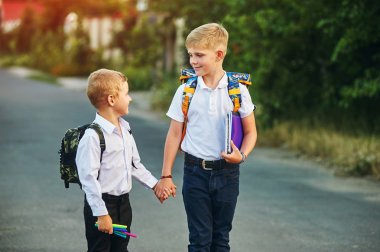 iki ilkokul öğrencilerinin kitapları ile. Çocuğun okul sırt çantası.