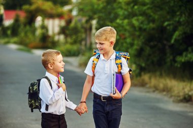 iki ilkokul öğrencilerinin kitapları ile. Çocuğun okul sırt çantası.
