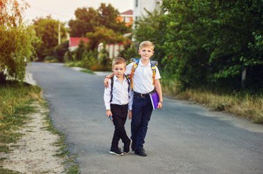 iki ilkokul öğrencilerinin kitapları ile. Çocuğun okul sırt çantası.