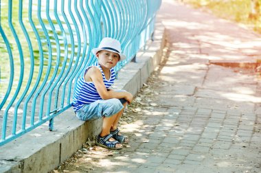 Bir şehir Park güzel bir çocuk portresi . Deniz tarzı giyinmiş .