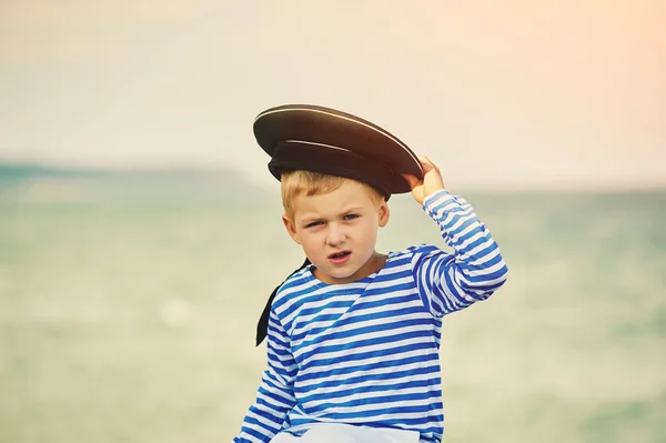 Il bambino col gilet, contro il mare — Foto Stock