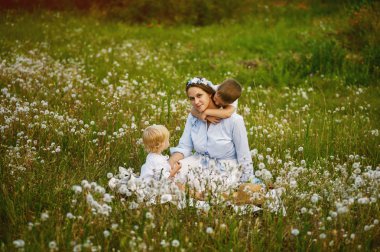 Anne ve oğlu parkında dandelions ile çayır