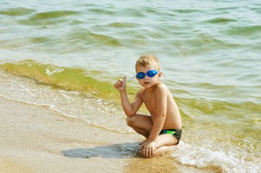 Bir eğlenceli , plajda mutlu çocuk , yüzme kgözlük .