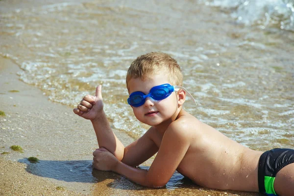 Zabawa, szczęśliwy chłopiec na plaży, okulary do pływania . — Zdjęcie stockowe