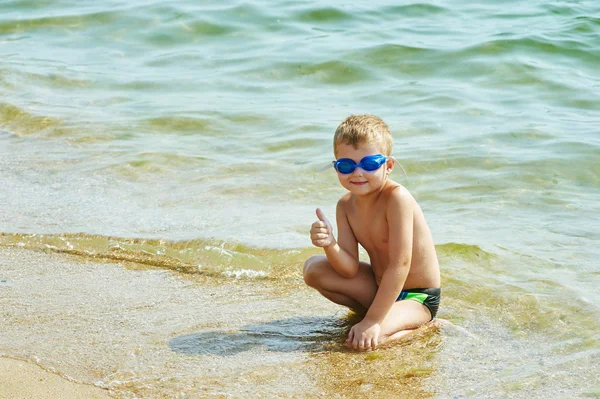 Un chico divertido y feliz en la playa, gafas para nadar  . —  Fotos de Stock