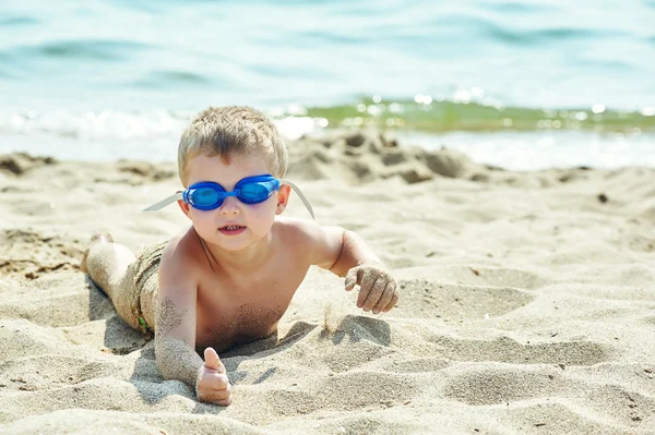 Zabawa, szczęśliwy chłopiec na plaży, okulary do pływania . — Zdjęcie stockowe