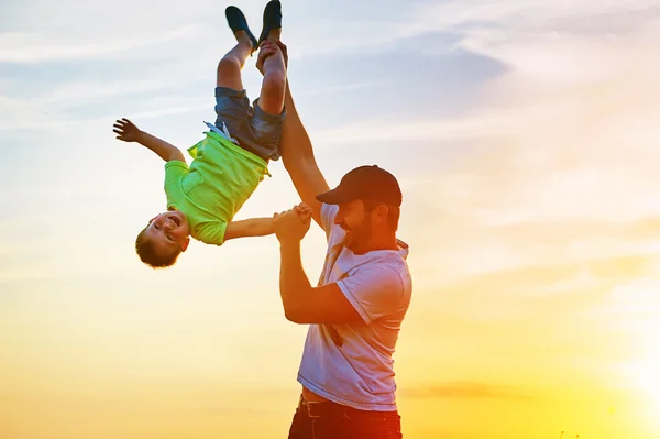 Счастливая семья. Отец и сын играют на открытом воздухе. Концепция Дня отца — стоковое фото