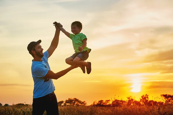 Una famiglia felice. Padre e figlio che giocano all'aperto. Il concetto della festa del papà — Foto Stock