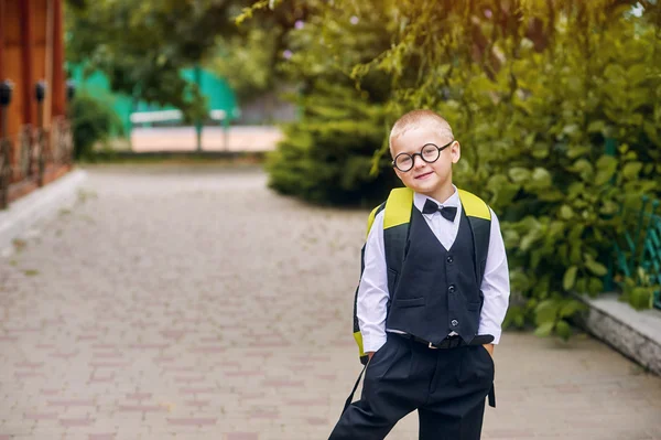 Roztomilý chlapec student v parku. Předškolní vzdělávání — Stock fotografie
