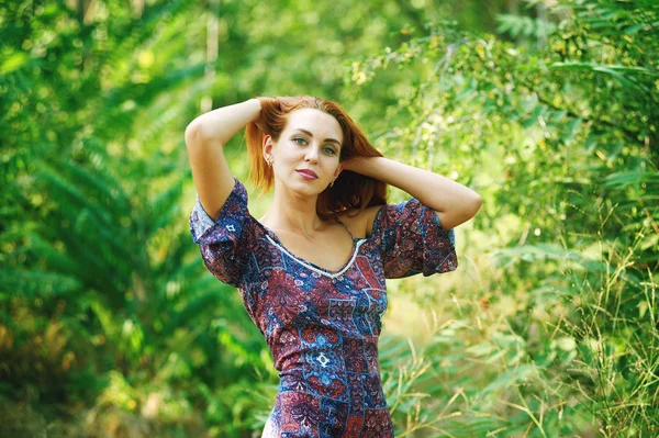 Retrato de joven hermosa mujer en el parque, árboles en el fondo —  Fotos de Stock