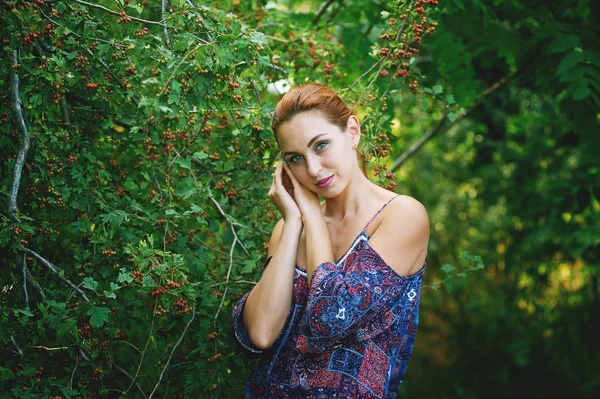 Portrét mladé krásné ženy v parku, stromy v pozadí — Stock fotografie