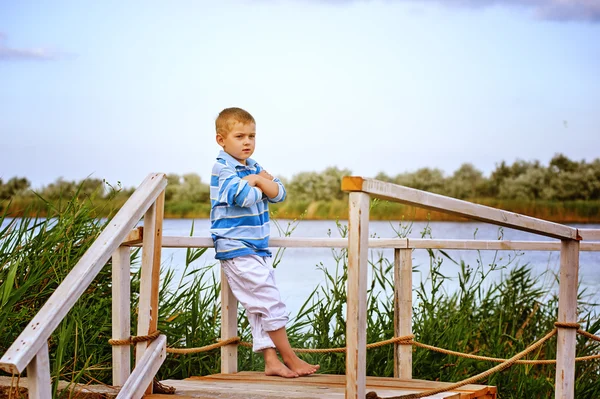 漂亮的男孩，在一座木桥上摆姿势 — 图库照片