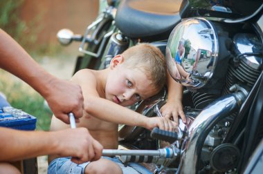 oğlu bisiklet tamir etmek için baba yardım .