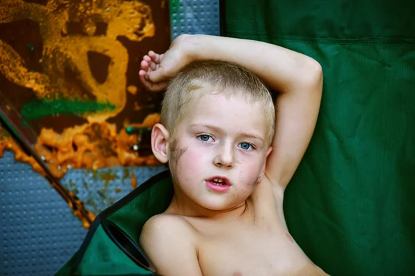 Retrato de um menino sujo, rosto sujo. Fechar. — Fotografia de Stock