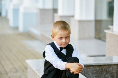 şehirde küçük bir çocuk şık portre .