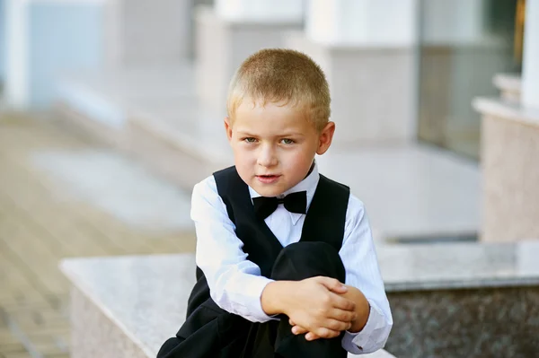 Stilvolles Porträt eines kleinen Jungen in der Stadt . — Stockfoto