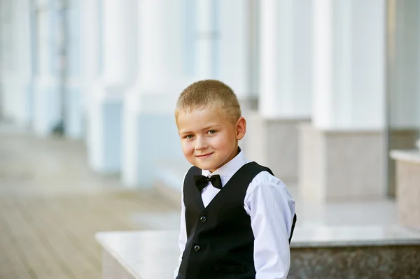 Portrait élégant d'un petit garçon dans la ville  . — Photo