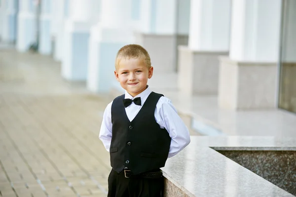 Stylový portrét malého chlapce ve městě . — Stock fotografie