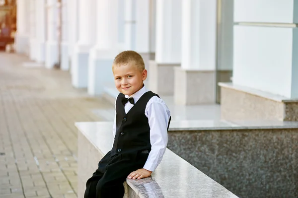 Stylový portrét malého chlapce ve městě . — Stock fotografie