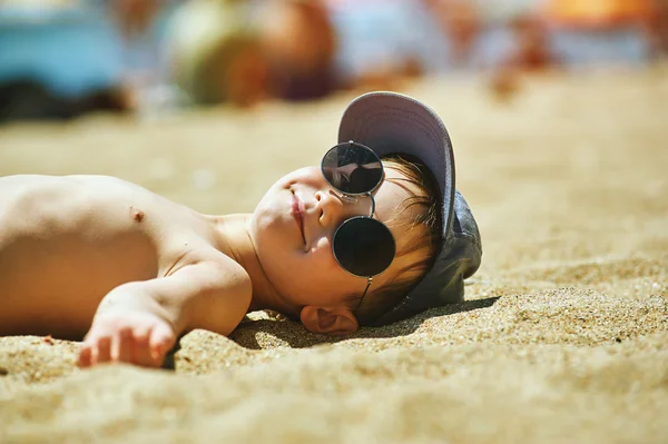 Glücklicher Junge am Strand, Sonnenbrille. Sommerferien — Stockfoto