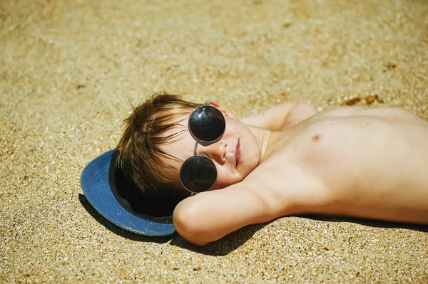 Niño feliz en la playa, gafas de sol. Vacaciones de verano —  Fotos de Stock