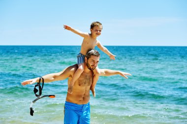 mutlu baba ve oğul denizde oynuyor. Babalar günü