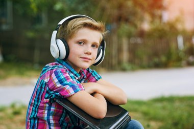 Şehrin bir dizüstü bilgisayar ile müzik dinlemek çocuk