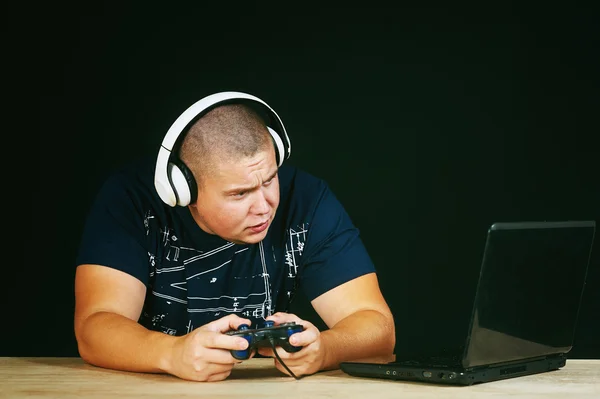Egy fiatal ember, érzelmileg a számítógépes játékokkal — Stock Fotó