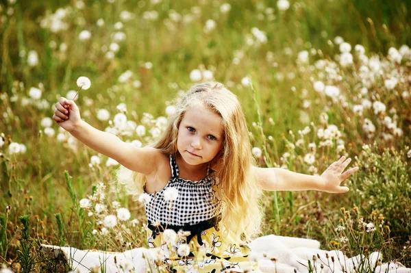 Bambina che gioca nel prato con i denti di leone — Foto Stock