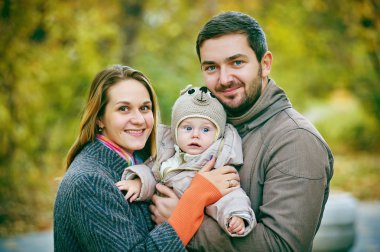 Sonbahar Park'ta yürüyordunuz genç mutlu aile