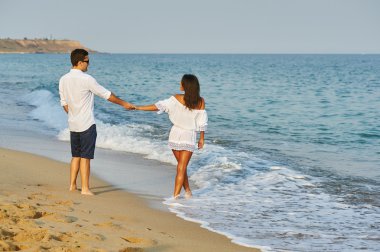 Deniz kıyısında güzel Romantik Çift