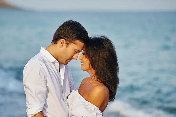 Bella coppia romantica sulla riva del mare — Foto Stock