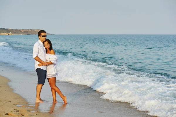 Bella coppia romantica sulla riva del mare — Foto Stock