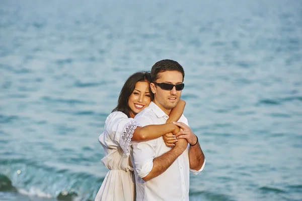 Bella coppia romantica sulla riva del mare — Foto Stock