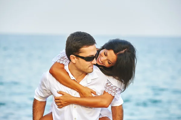 Bella coppia romantica sulla riva del mare — Foto Stock