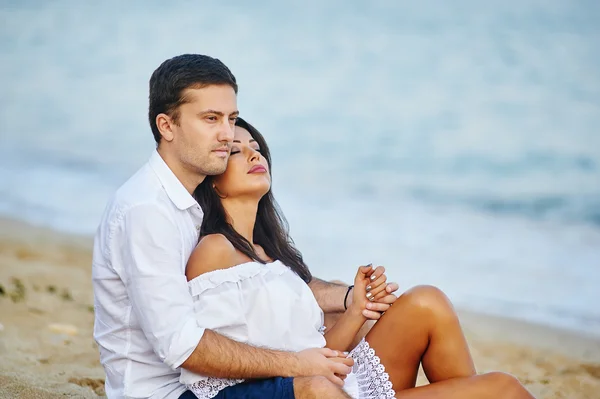 Vackra romantiska par på stranden — Stockfoto