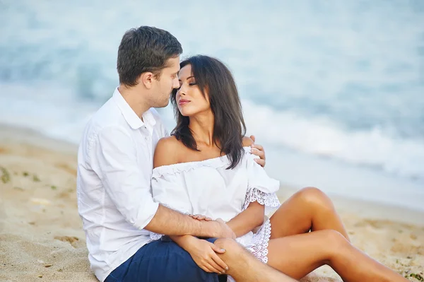 Deniz kıyısında güzel Romantik Çift